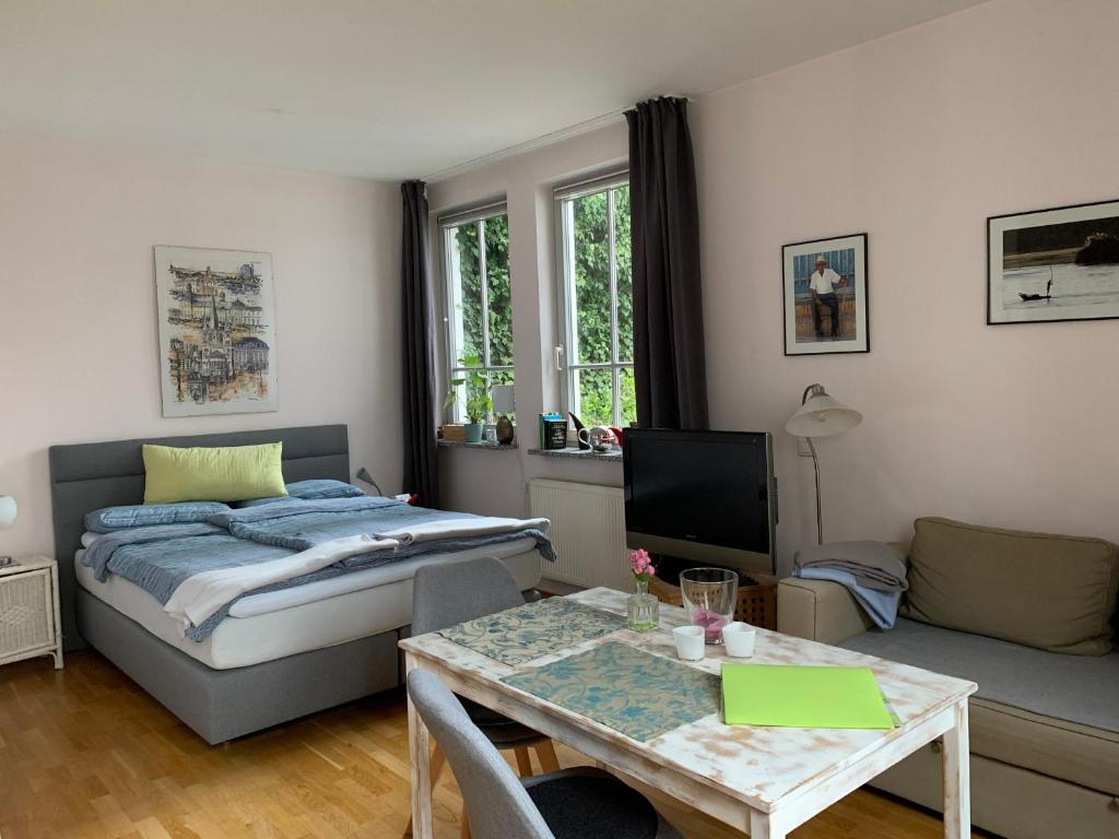 1 dormitorio con cama, mesa y sofá en Gleich neben Dom und Schloss, en Limburg an der Lahn