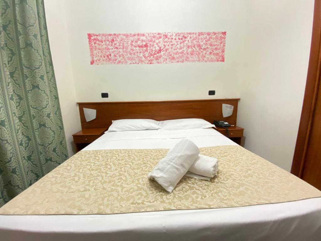 Postel nebo postele na pokoji v ubytování Hotel Eliseo Napoli