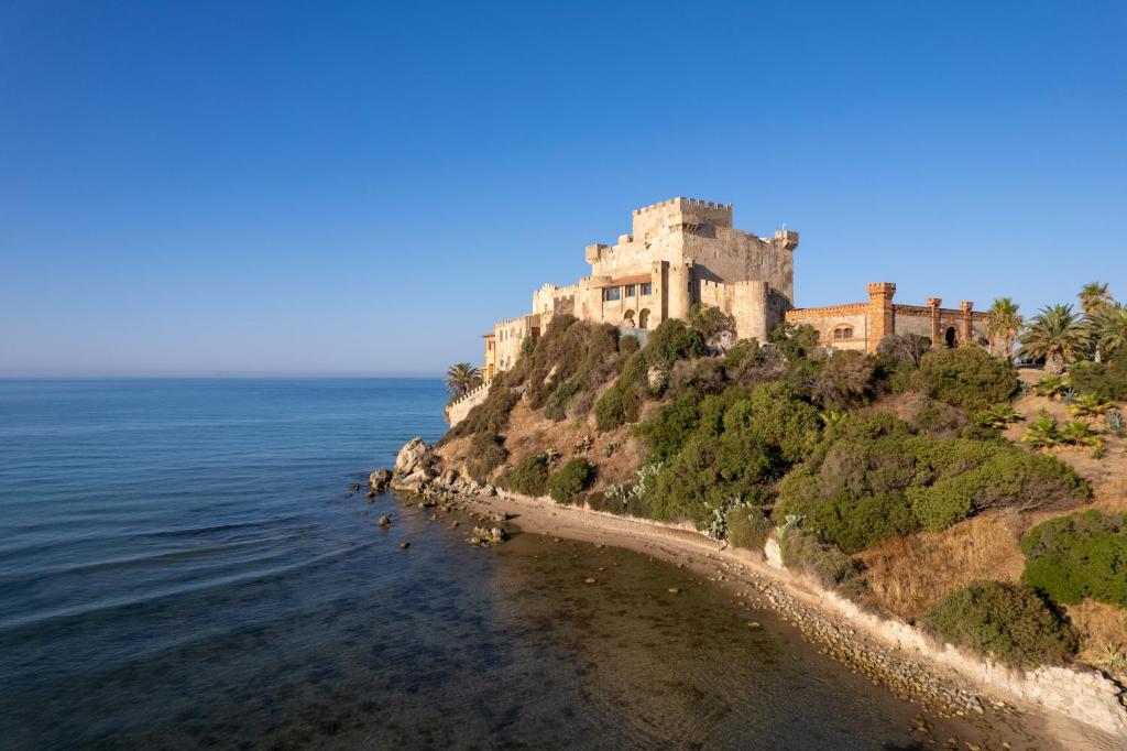 um castelo numa colina junto ao oceano em Castello di Falconara em Licata