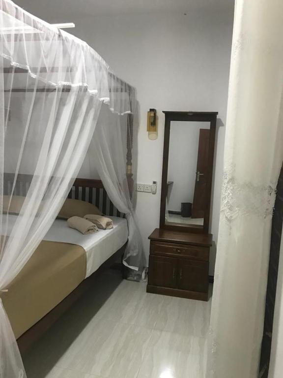 Postel nebo postele na pokoji v ubytování Sunnyplace Guest Mirissa