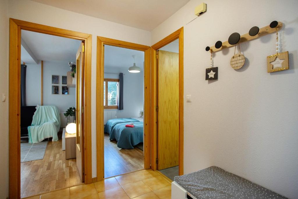 Postel nebo postele na pokoji v ubytování GORGOL Confort y funcionalidad con balcón - BY PIRINEOS 360