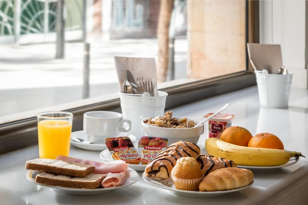 Options de petit-déjeuner proposées aux clients de l'établissement Hostal Baler