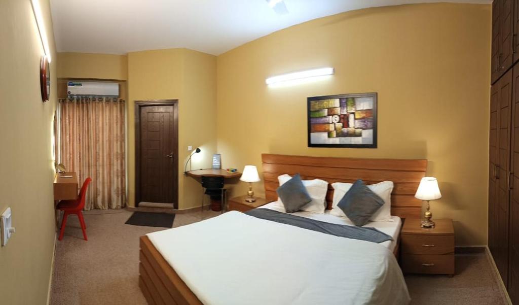 イスラマバードにあるTourist Inn Apartmentのベッドルーム1室(ベッド1台、デスク付)