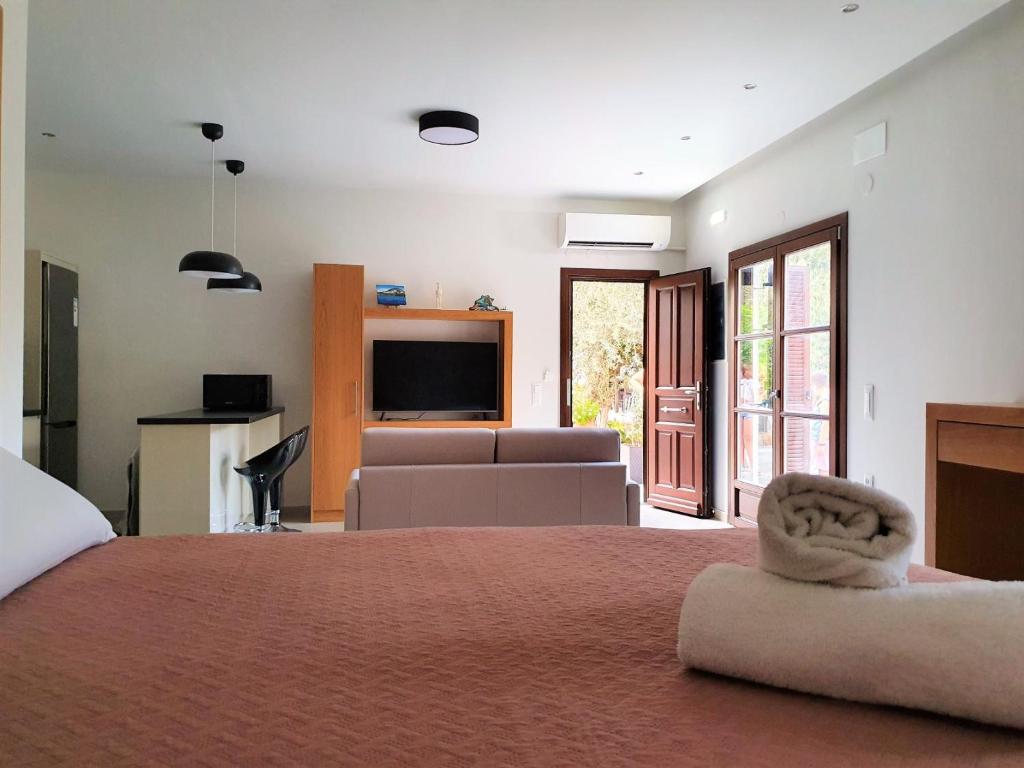 Televízia a/alebo spoločenská miestnosť v ubytovaní Galini View Apartments Lindos