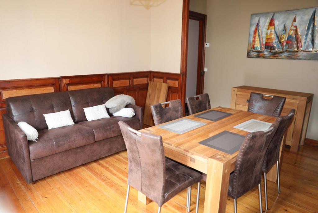 un salon avec une table et un canapé dans l'établissement Appartement 4 personnes Mers Les Bains, à Mers-les-Bains