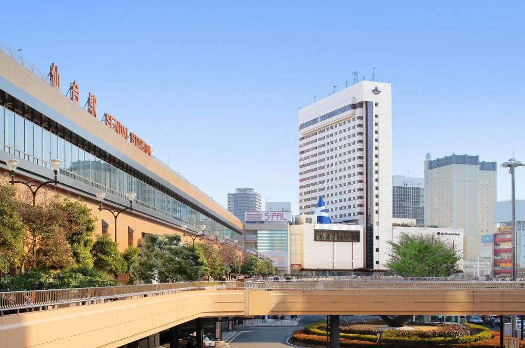 un ponte in una città con edifici e una città di Hotel Metropolitan Sendai a Sendai
