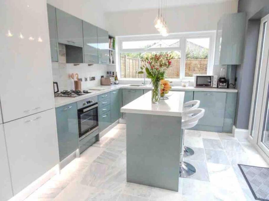 Spacious 4 Bed Rooms, Parking, Garden and Near Parks, Beaches and University