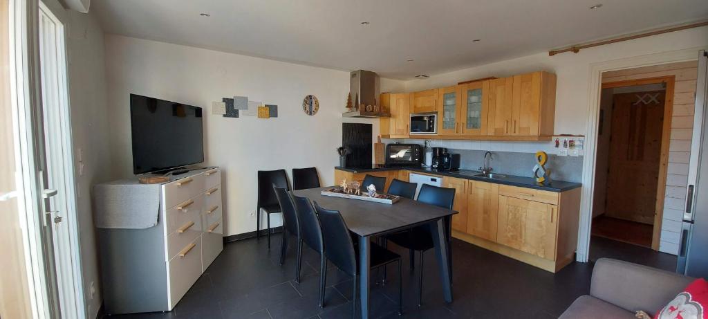 Kuchyň nebo kuchyňský kout v ubytování Résidence Campredon - Décoration typique - 25m2 de Terrasse aménagée plein sud avec vue panoramique - Internet - Jardin - Parking - Navette - Linge et Ménage en options payantes