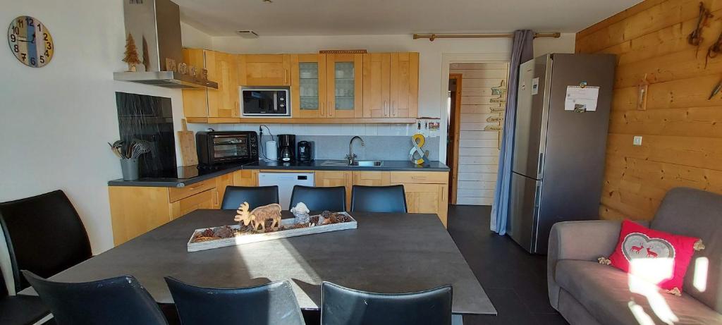 Kuchyň nebo kuchyňský kout v ubytování Résidence Campredon - Décoration typique - 25m2 de Terrasse aménagée plein sud avec vue panoramique - Internet - Jardin - Parking - Navette - Linge et Ménage en options payantes