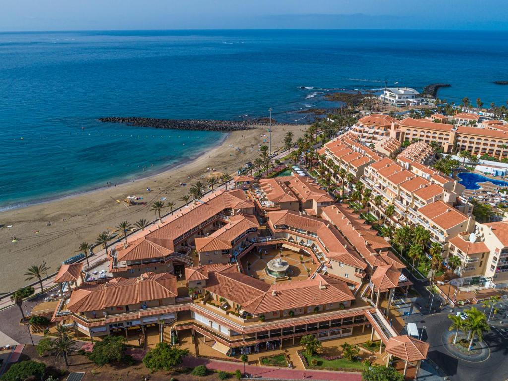 uma vista aérea de um resort e da praia em Apartamentos Vista Sur em Playa de las Americas