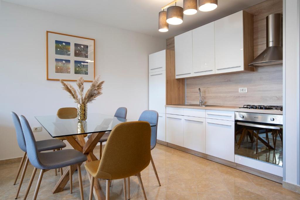 Kuchnia lub aneks kuchenny w obiekcie Sandy Bay Apartments - free mountainbike rental -