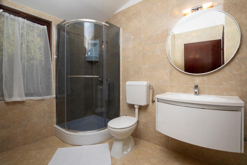Łazienka w obiekcie Sandy Bay Apartments - free mountainbike rental -