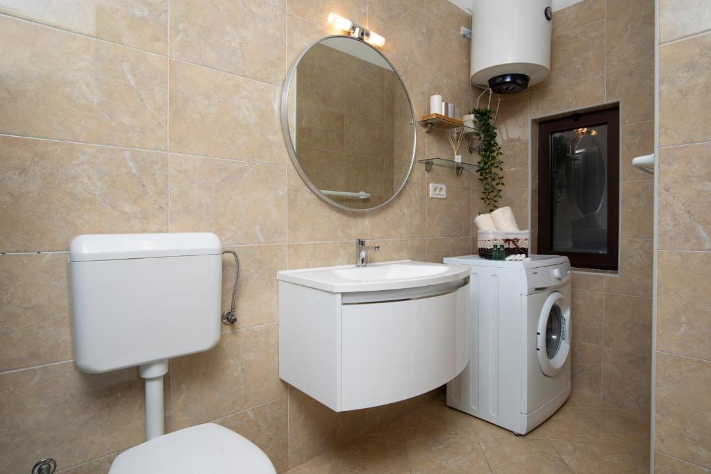 Łazienka w obiekcie Sandy Bay Apartments - free mountainbike rental -
