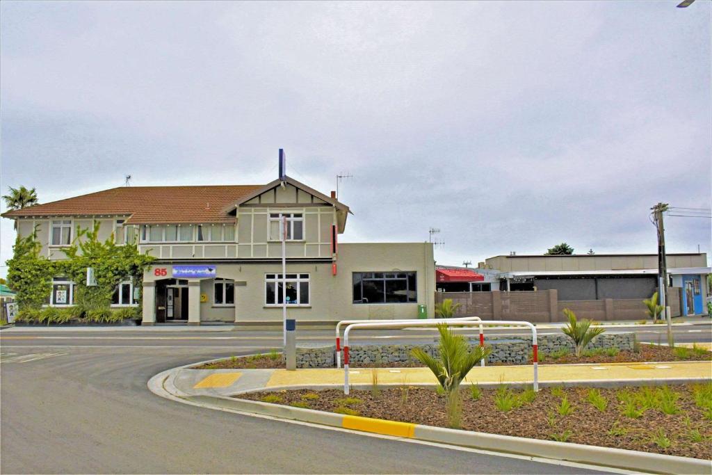 un edificio al lado de una calle en Comfort Inn Westshore Beach, en Napier