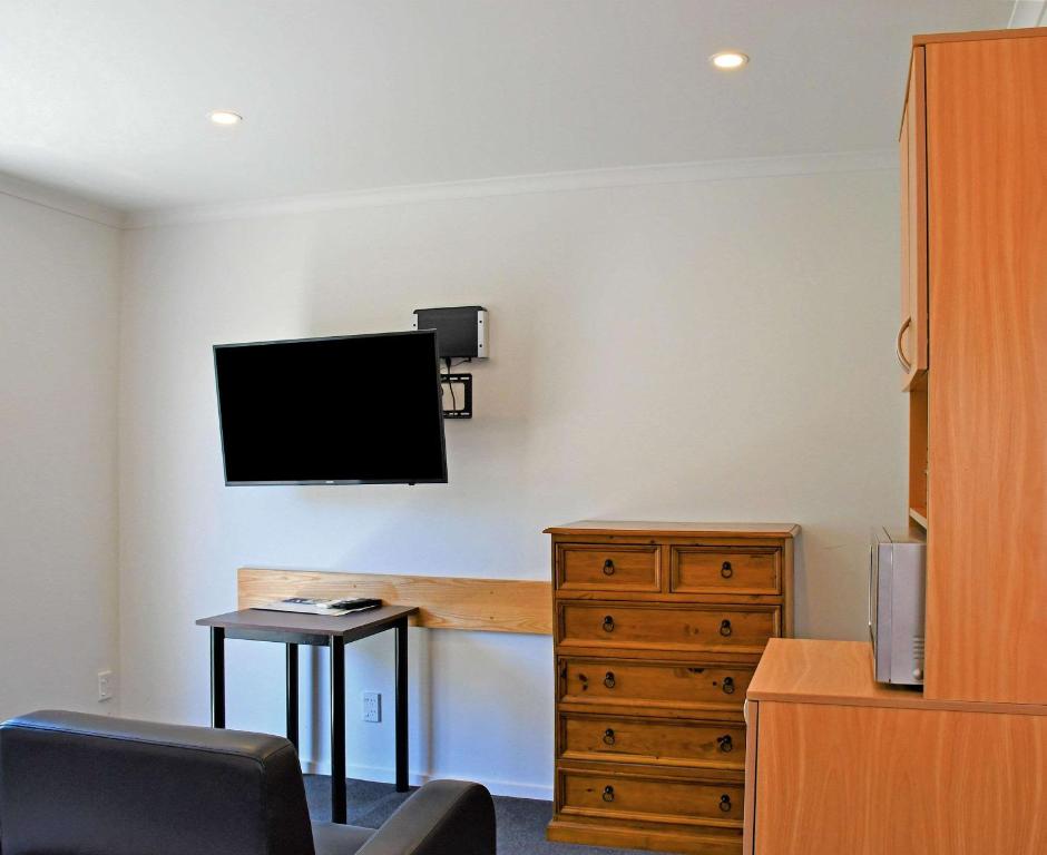 TV a/nebo společenská místnost v ubytování Comfort Inn Westshore Beach