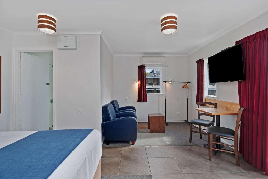 TV a/nebo společenská místnost v ubytování Comfort Inn Westshore Beach