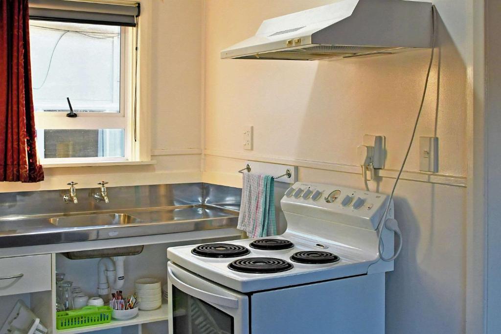 Kuchyň nebo kuchyňský kout v ubytování Comfort Inn Westshore Beach