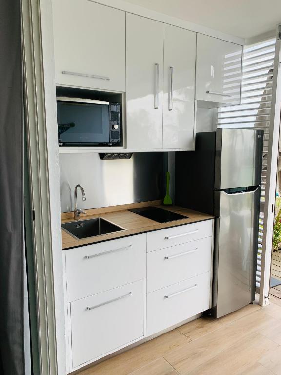 Kuchyň nebo kuchyňský kout v ubytování Studio "Ti Joyau", vue mer, piscine, classé Tourisme 4 étoiles