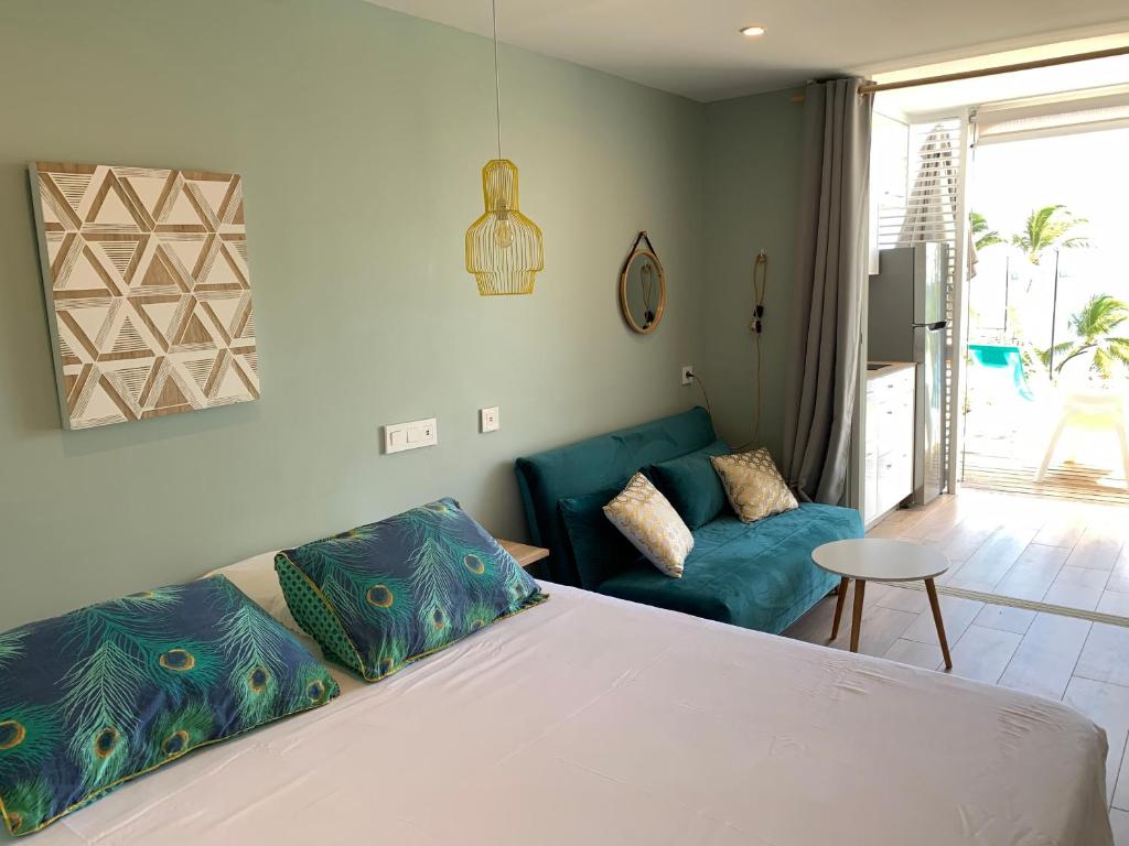 Postel nebo postele na pokoji v ubytování Studio "Ti Joyau", vue mer, piscine, classé Tourisme 4 étoiles