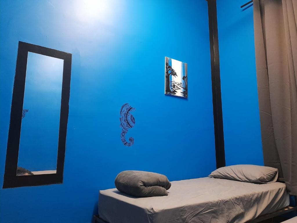 Postel nebo postele na pokoji v ubytování Ozi Inn Backpackers - Perth -Valid Passport Required