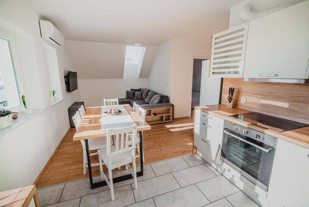 Kuchyň nebo kuchyňský kout v ubytování Apartments Rozalija