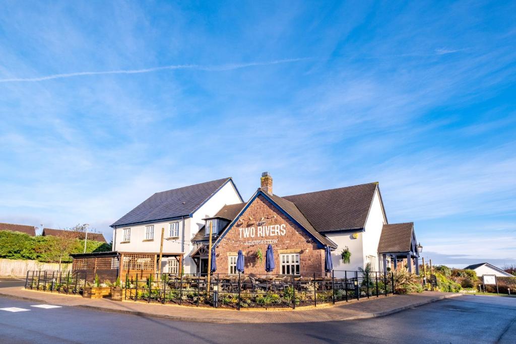 un edificio al lado de una calle en Two Rivers Lodge by Marston’s Inns, en Chepstow