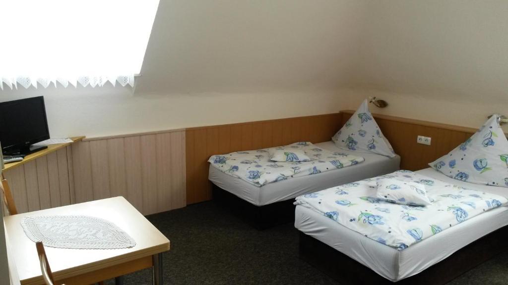 Postel nebo postele na pokoji v ubytování Hotel Andernacher Hof