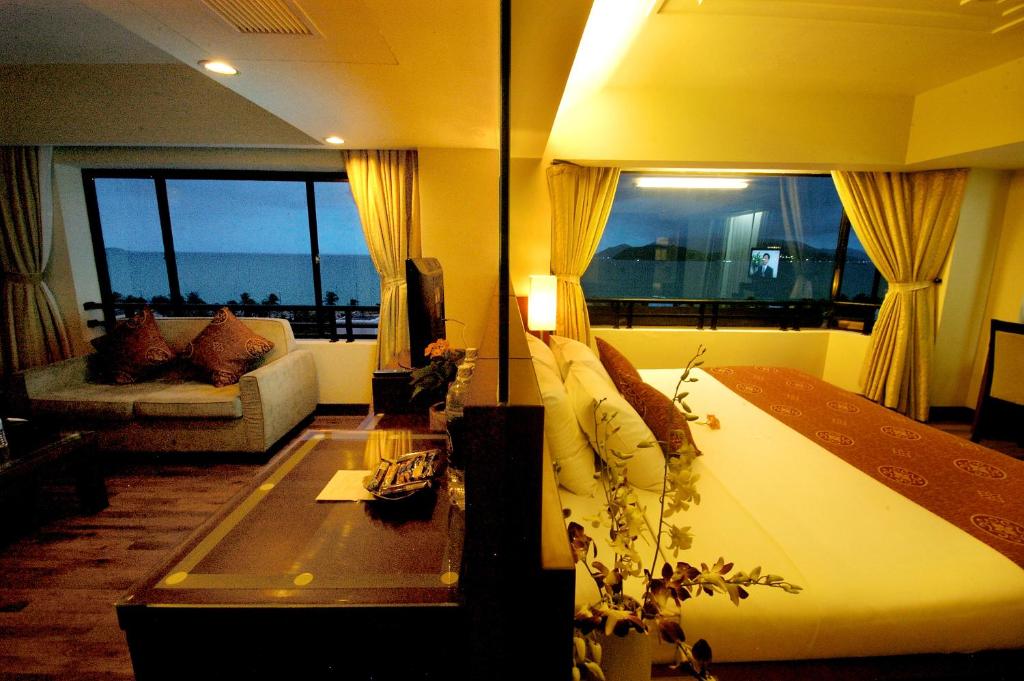Postel nebo postele na pokoji v ubytování Asia Paradise Hotel