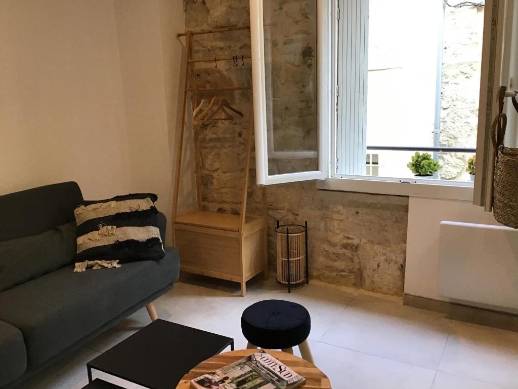 un salon avec un canapé et une table dans l'établissement Loft avec beaucoup de cachet centre historique Montpellier, à Montpellier