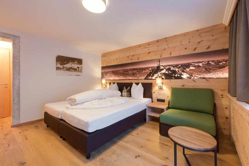 Postel nebo postele na pokoji v ubytování Hotel Enzian Paznaun