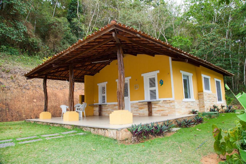 Um jardim no exterior de Hotel Chale Nosso Sítio