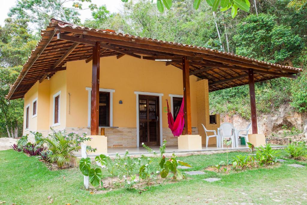 Um jardim no exterior de Hotel Chale Nosso Sítio