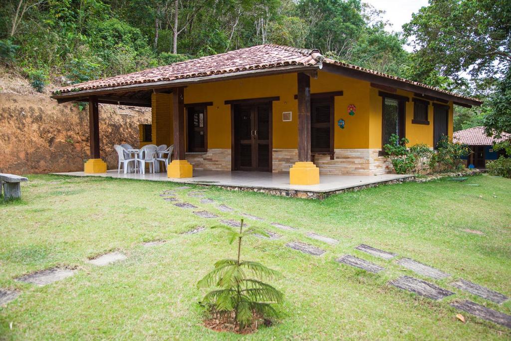 Um jardim no exterior de Hotel Chale Nosso Sítio