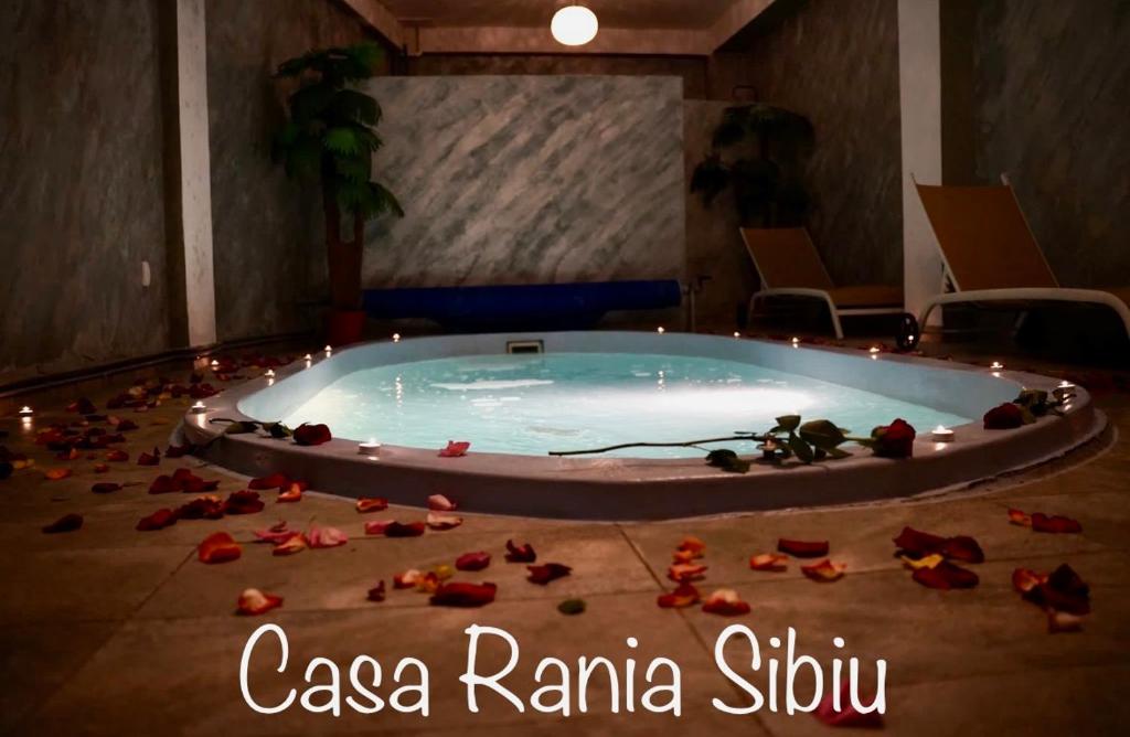 uma grande banheira cheia de rosas vermelhas no chão em Casa Rania em Sibiu