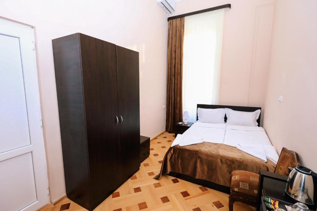 Postel nebo postele na pokoji v ubytování Tamarisi Old Tbilisi