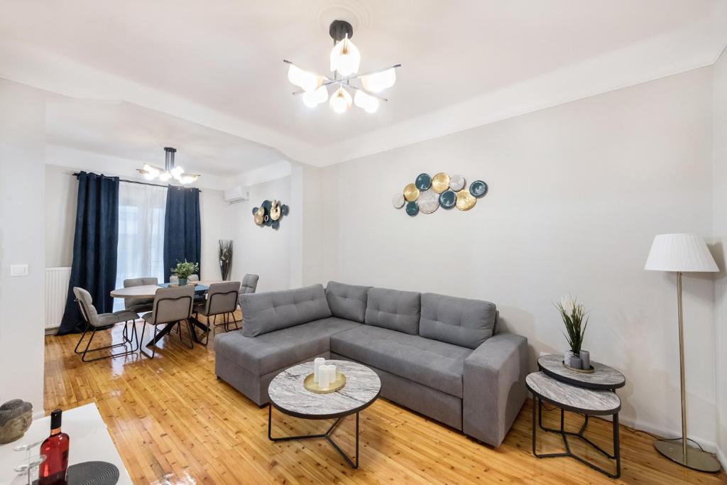 salon z kanapą i stołem w obiekcie Porto Sea View Apartments - Kypriou w Salonikach