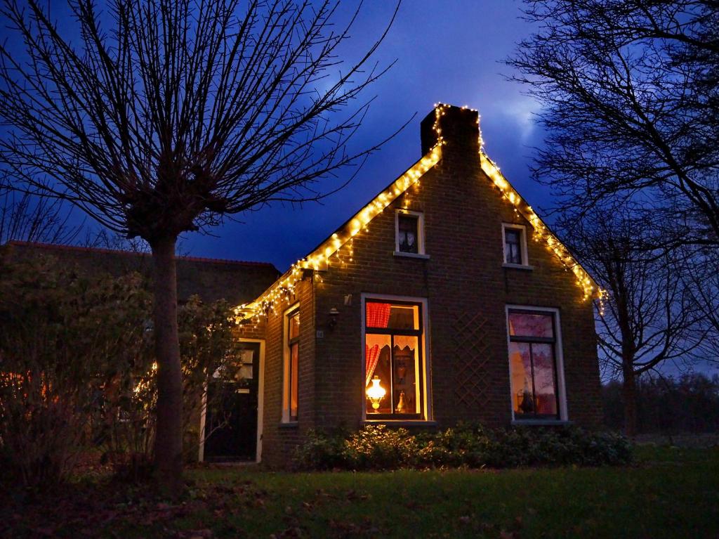 'Ús Wâldhúske' في Bergum: منزل به انوار عيد الميلاد من جهه