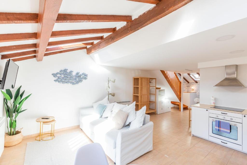 穆特里庫的住宿－Ipar kale - baskeyrentals，客厅配有白色家具和木制天花板。