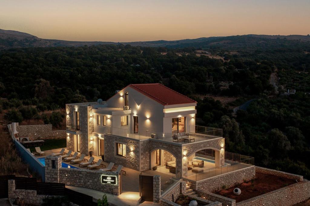 een luchtzicht op een huis met een zonsondergang bij Grand Resort Villa in Elefterna