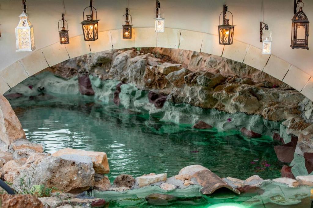 Bazén v ubytovaní Villa Staras - With Private Heated Pool & Jacuzzi alebo v jeho blízkosti
