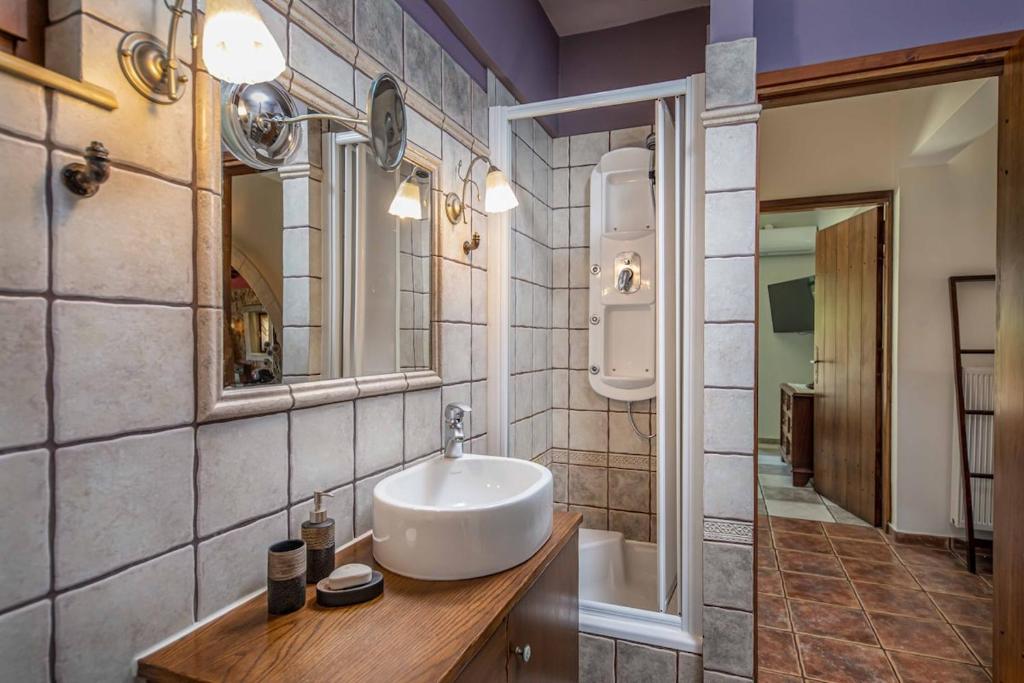 Kúpeľňa v ubytovaní Villa Staras - With Private Heated Pool & Jacuzzi