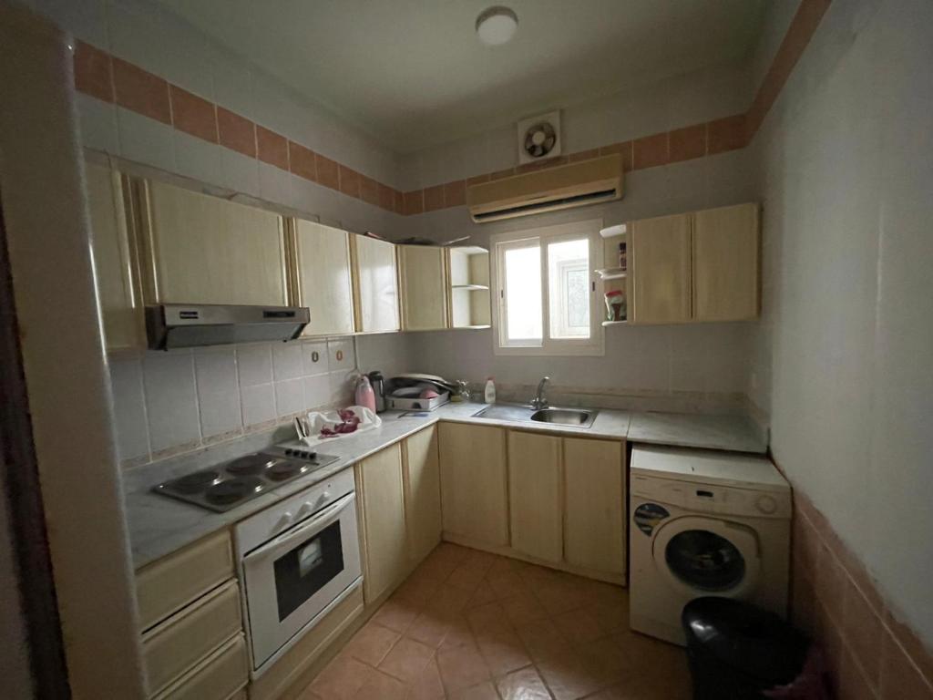 a small kitchen with a sink and a stove at شاليه درة العروس in Durat  Alarous
