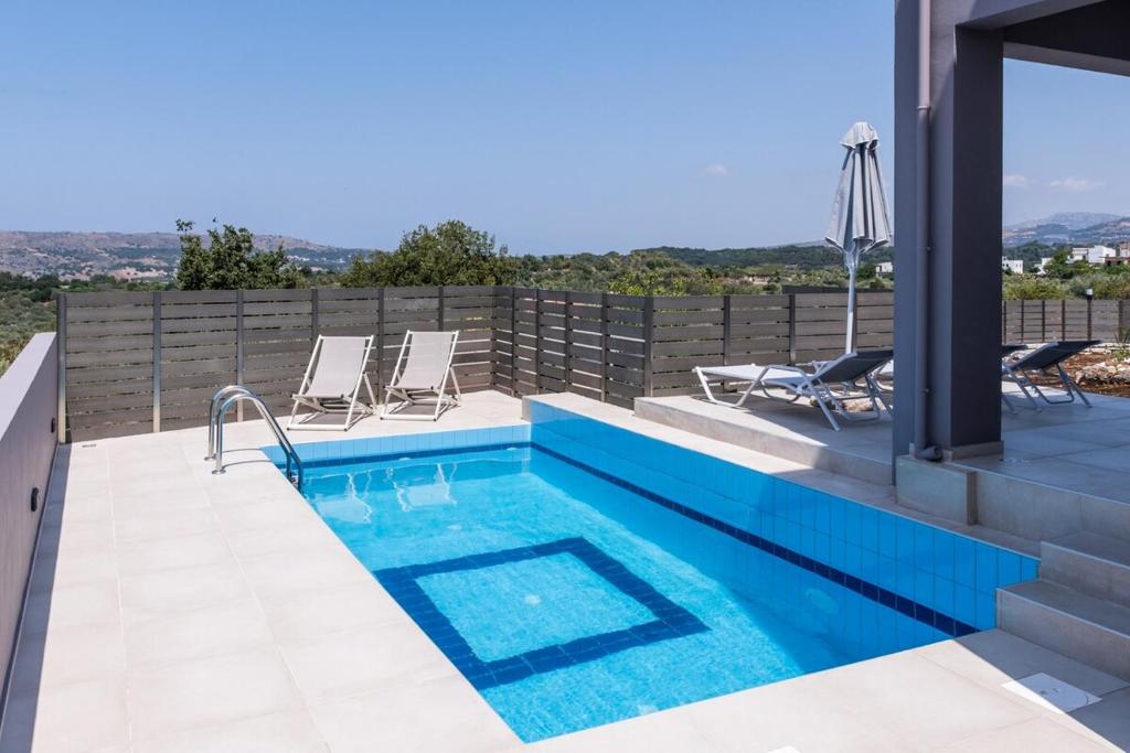 Bazén v ubytovaní Villa Karouzo - With Private Pool alebo v jeho blízkosti