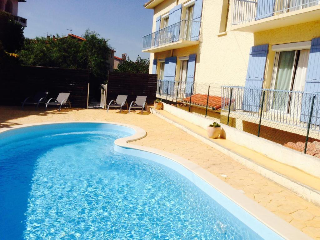 une piscine en face d'un bâtiment dans l'établissement Saint Jacques, à Sorède