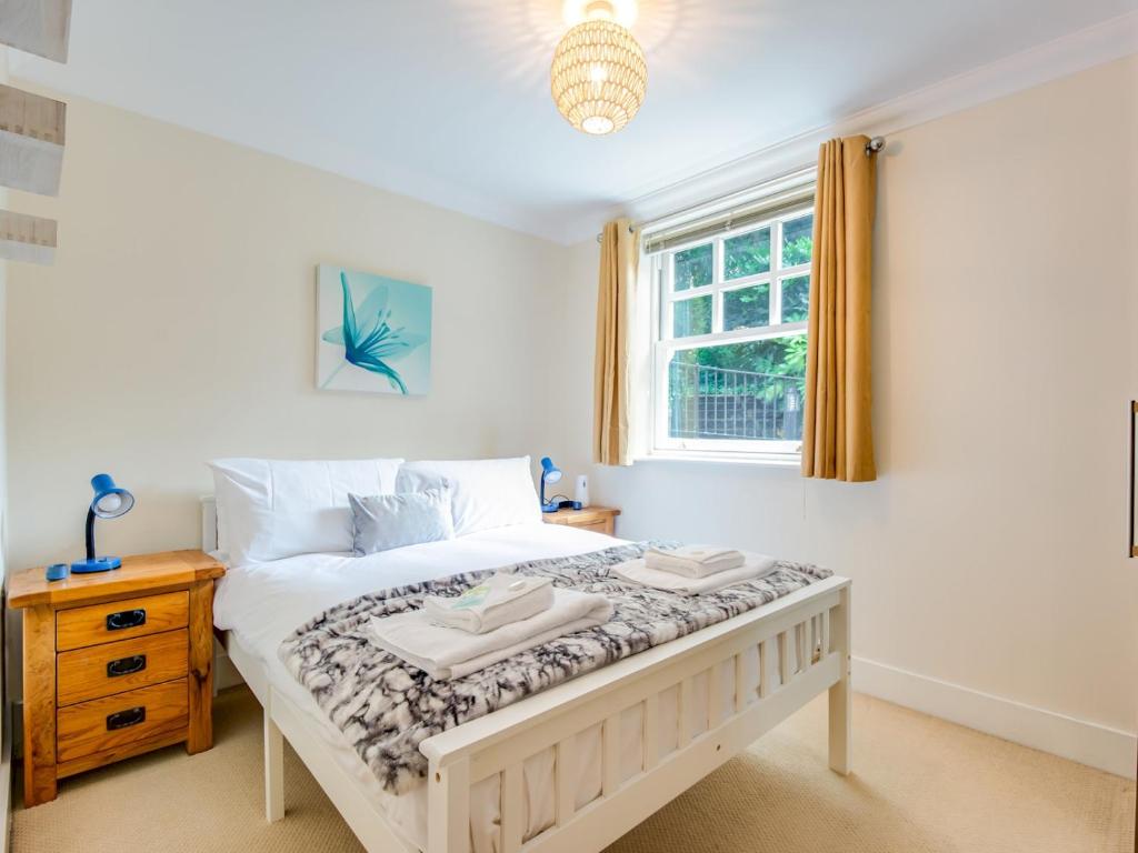 - une chambre avec un lit et une fenêtre dans l'établissement Pass The Keys Quiet 2-Bed Apartment on the Ground Floor, à Canterbury