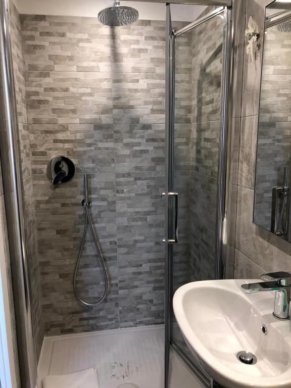 un bagno con doccia e lavandino di LA LOGGIA a Roma