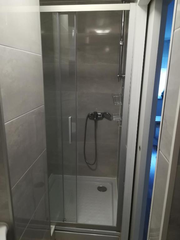 Koupelna v ubytování Meridian Apartment , 300m to Bus Terminal, Fast Wifi & Airport Transf