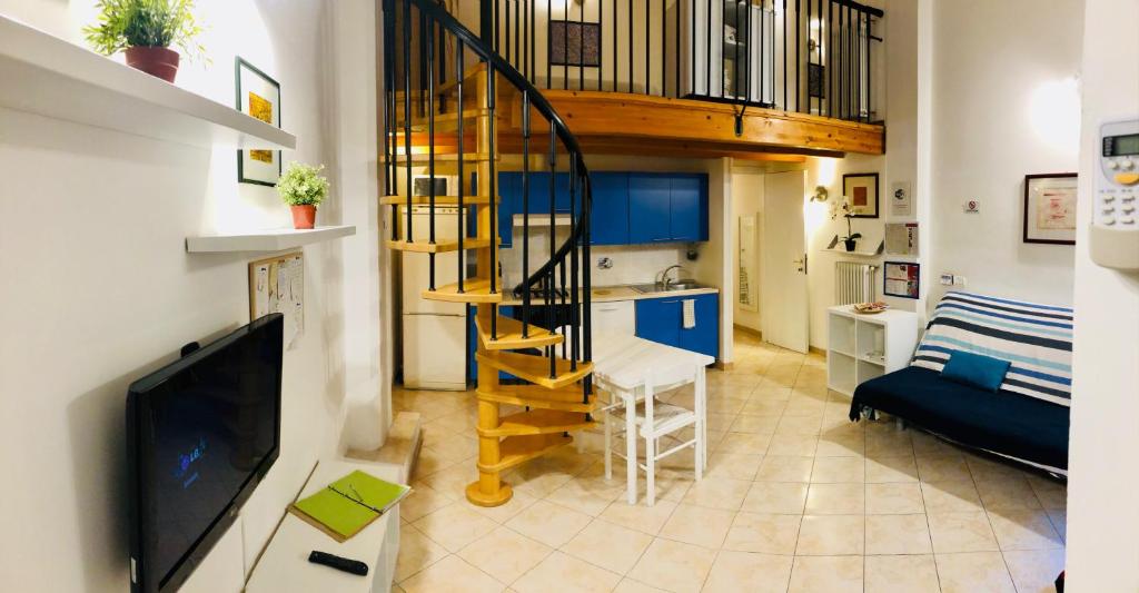uma sala de estar com uma escada em espiral e uma sala de estar em Appartamento Galliera em Bolonha
