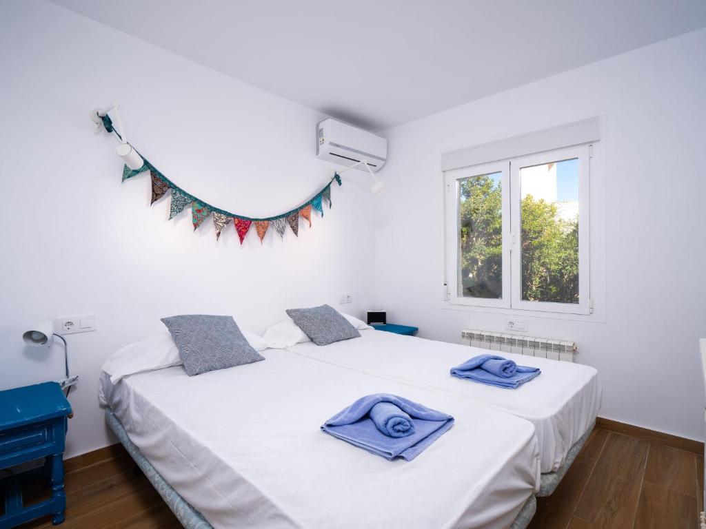 A bed or beds in a room at Holiday Home La Begonia by Interhome