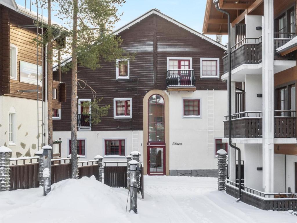 uma casa com uma porta vermelha na neve em Holiday Home Levin otava 14 by Interhome em Sirkka